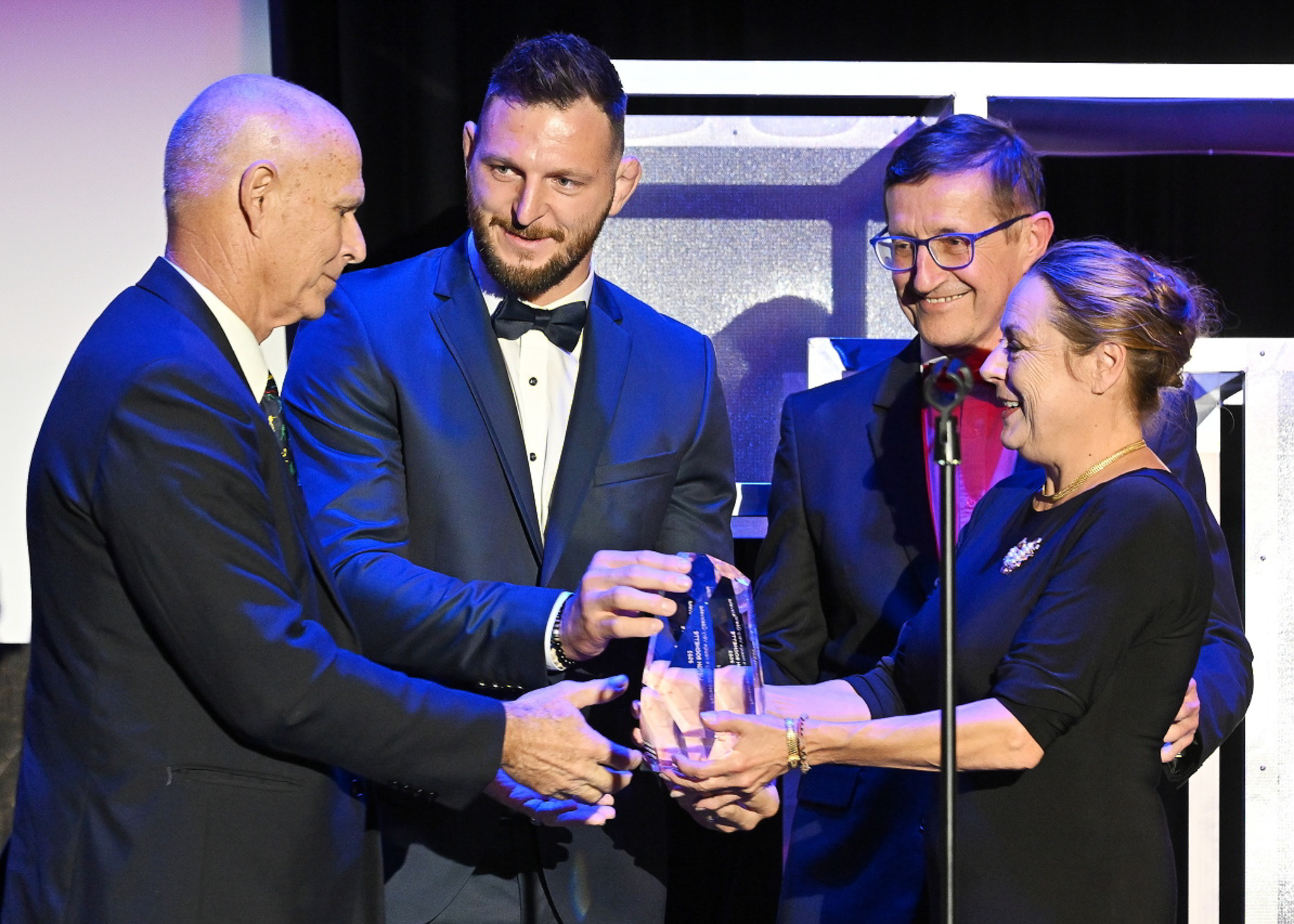 Liston Bochette, Lukáš Krpálek, Jakub Bažant a Radka Čáslavská při předávání ceny Paprsek odvahy a naděje Věry Čáslavské jejímu laureátu Listonu Bochettovi na galavečeru 2023.jpg